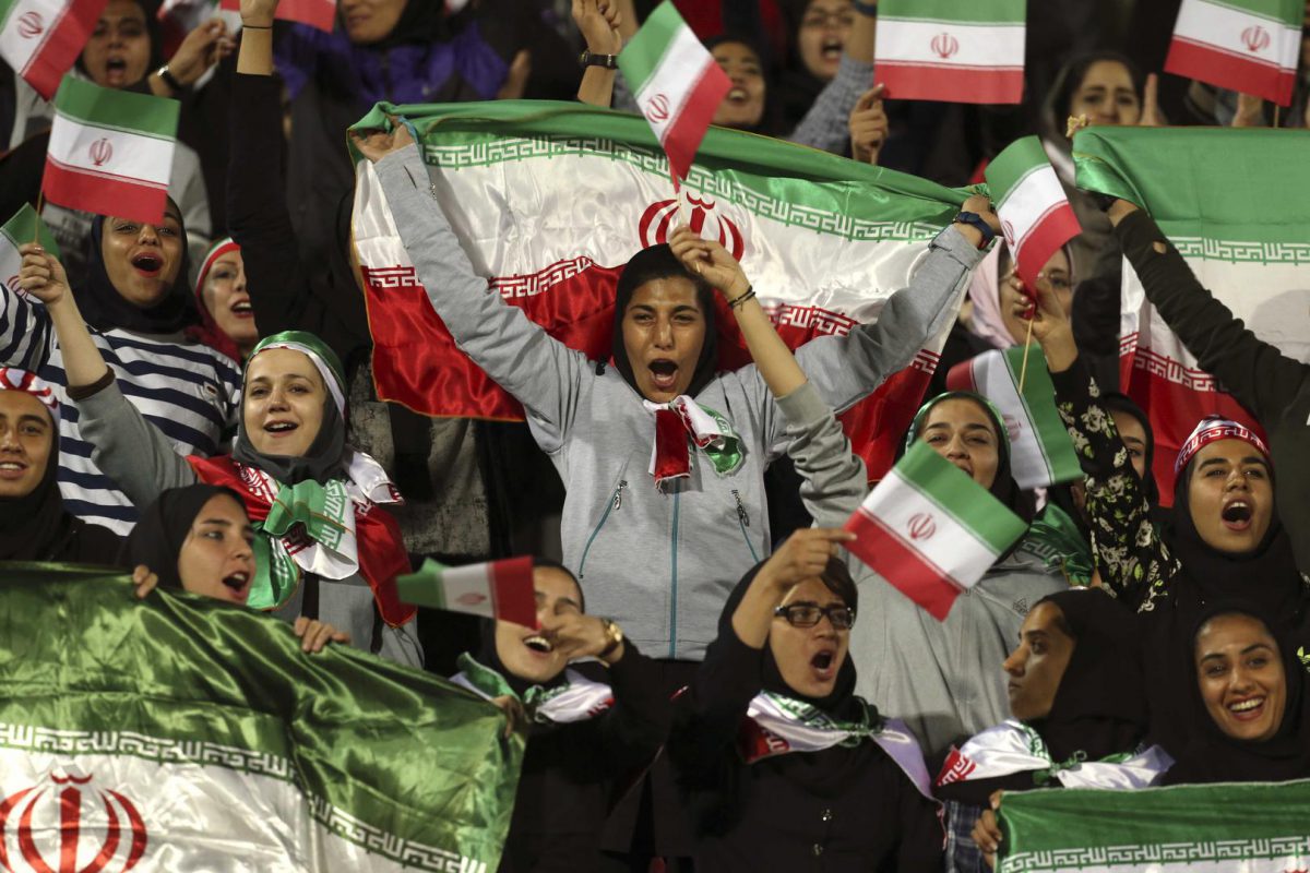 Mulheres iranianas assistem a jogo da 1ª divisão de futebol pela 1ª vez em  mais de 40 anos